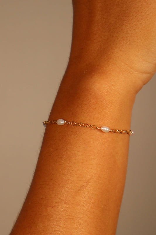 Dainty Keshi Bracelet